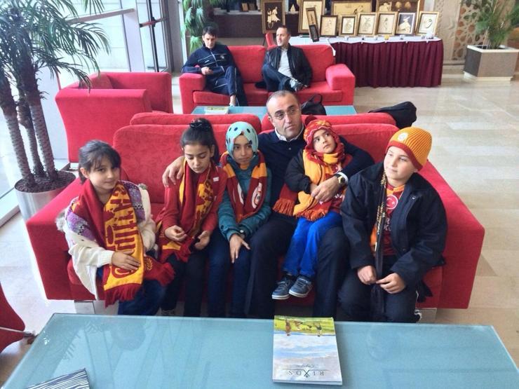 Galatasaraylı futbolcular küçük Asafla buluştu