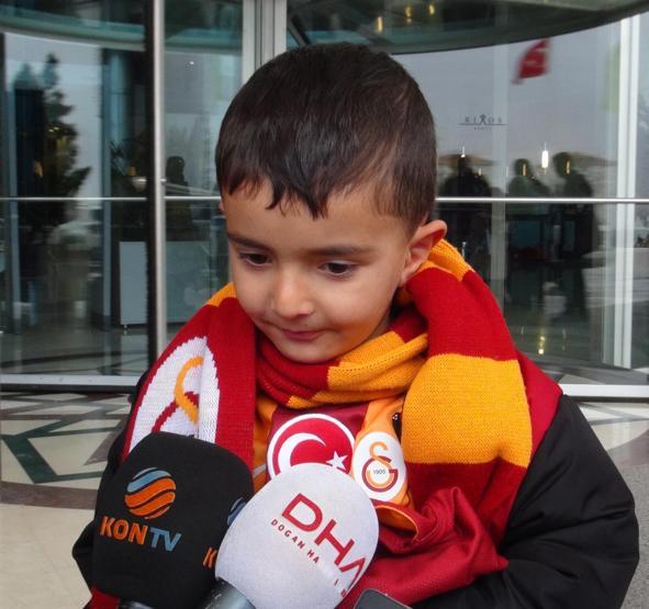 Galatasaraylı futbolcular küçük Asafla buluştu