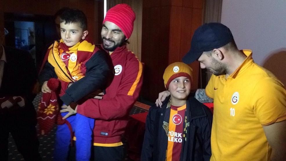 Galatasaraylı futbolcular küçük Asafla buluştu