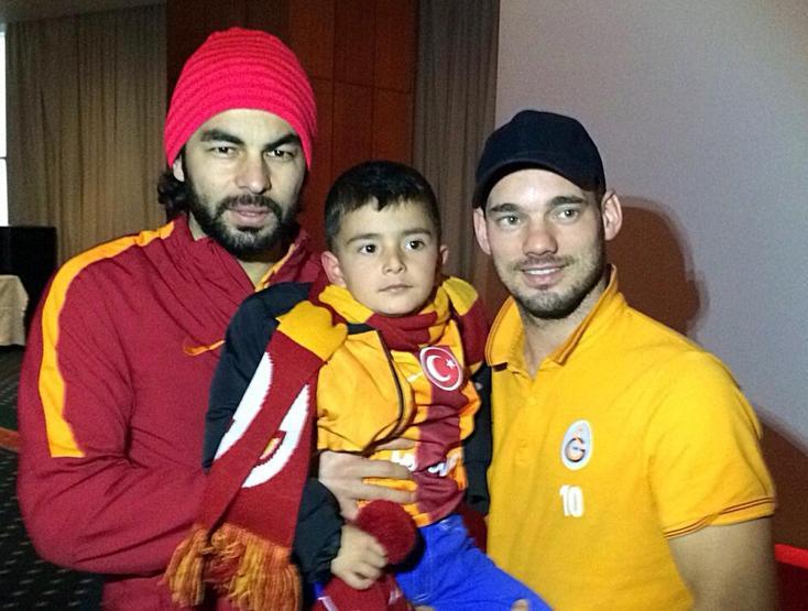 Galatasaraylı futbolcular küçük Asafla buluştu