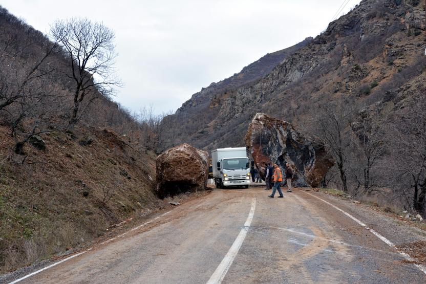 Tunceli-Erzincan karayoluna dev kayalar düştü