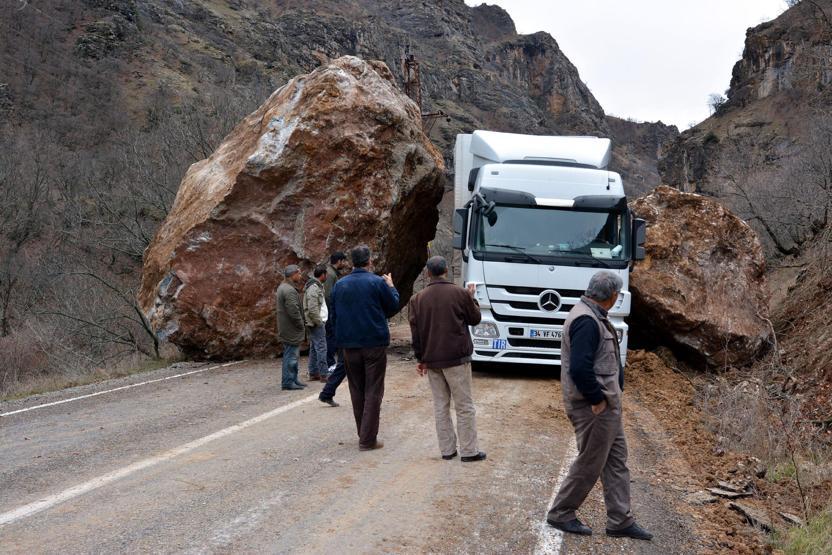 Tunceli-Erzincan karayoluna dev kayalar düştü