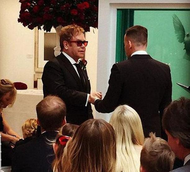 Elton John böyle evlendi
