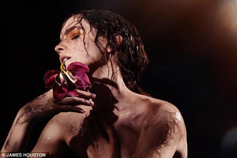 Emma Watsondan üstsüz sahne