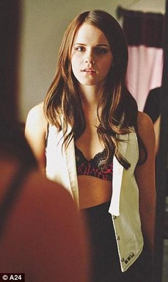 Emma Watsondan üstsüz sahne