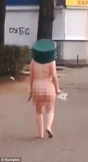 Sokakta çırılçıplak gezdi