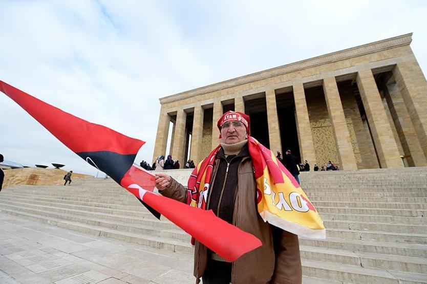 Galatasaraylılar yönetimi böyle protesto etti