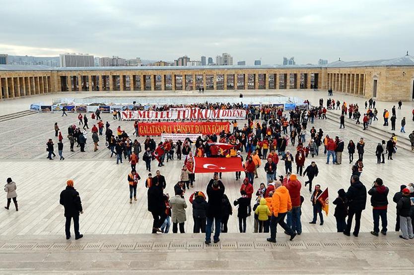 Galatasaraylılar yönetimi böyle protesto etti
