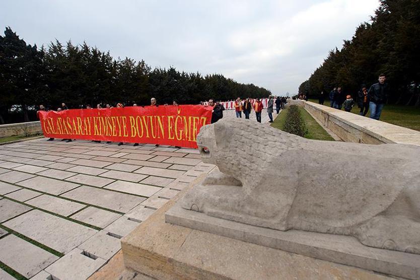 Galatasaraylılar yönetimi böyle protesto etti