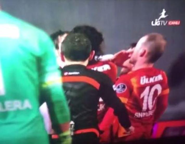 Beşiktaş-Galatasaray derbisinde Veli Kavlak bu hareketiyle kırmızı kart gördü