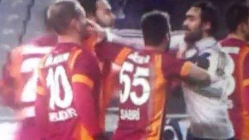 Beşiktaş-Galatasaray derbisinde Veli Kavlak bu hareketiyle kırmızı kart gördü