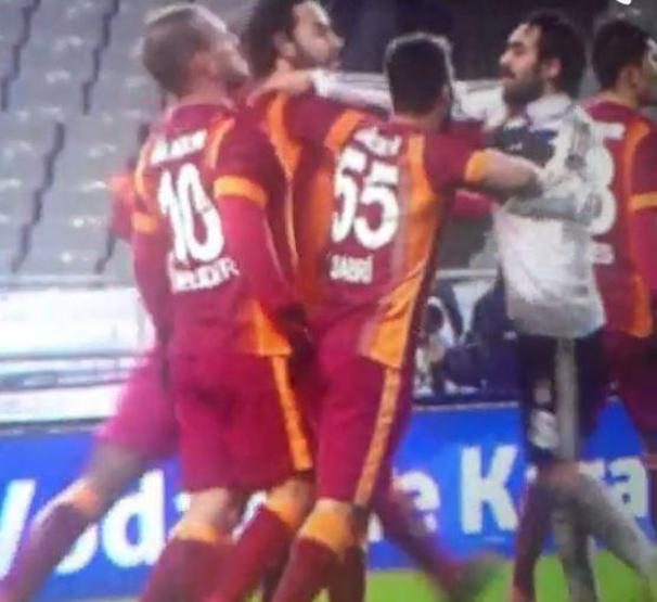 Beşiktaş-Galatasaray derbisinde Veli Kavlak bu hareketiyle kırmızı kart gördü