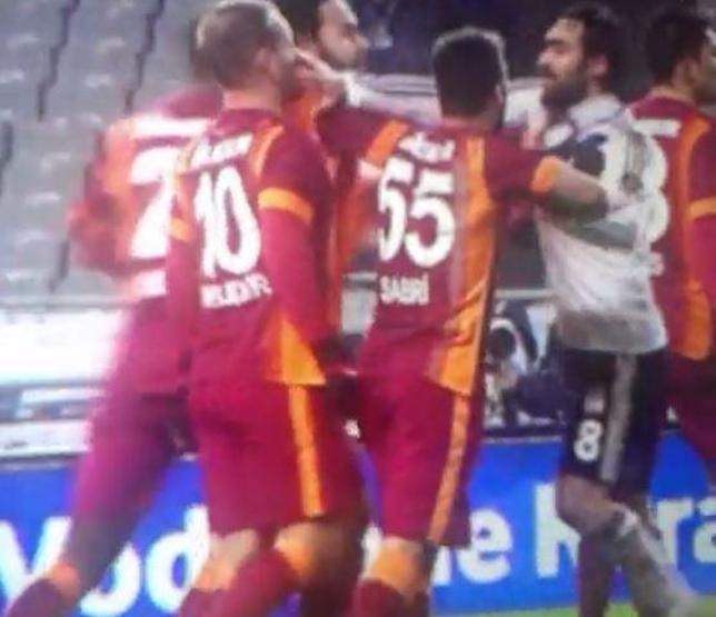 Beşiktaş-Galatasaray derbisinde Veli Kavlak bu hareketiyle kırmızı kart gördü