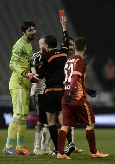 Beşiktaş-Galatasaray derbisinde Veli Kavlak bu hareketiyle kırmızı kart gördü