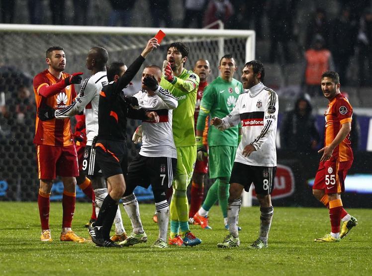 Beşiktaş-Galatasaray derbisinde Veli Kavlak bu hareketiyle kırmızı kart gördü