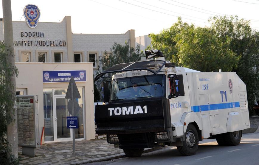 Zırhı polis aracı, kırmızı ışıkta TOMAya çarpıp devrildi
