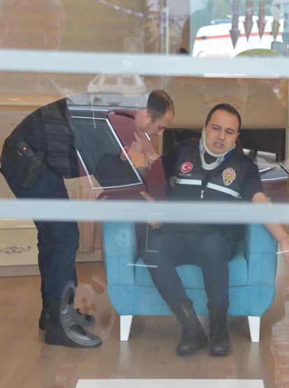 Zırhı polis aracı, kırmızı ışıkta TOMAya çarpıp devrildi
