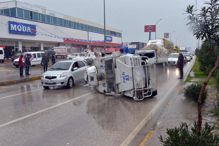 Zırhı polis aracı, kırmızı ışıkta TOMAya çarpıp devrildi