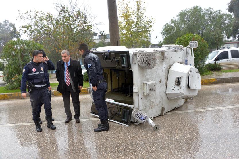 Zırhı polis aracı, kırmızı ışıkta TOMAya çarpıp devrildi
