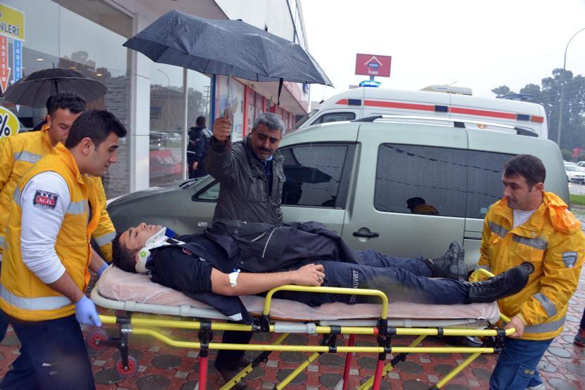 Zırhı polis aracı, kırmızı ışıkta TOMAya çarpıp devrildi