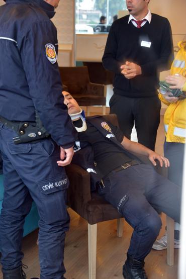 Zırhı polis aracı, kırmızı ışıkta TOMAya çarpıp devrildi