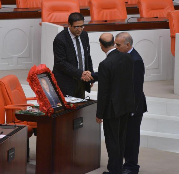 Genel Kurulda Murat Bozlak için saygı duruşu