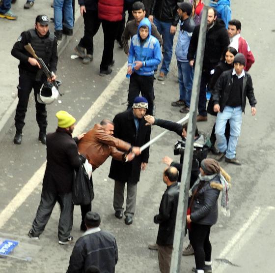 Diyarbakırda bildiri dağıtan grubu polis müdahalesi