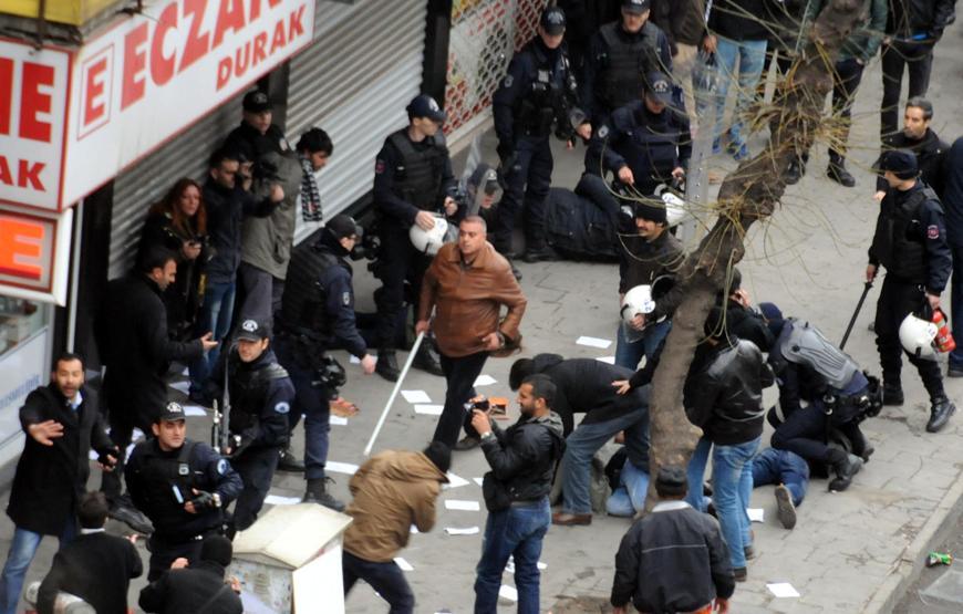 Diyarbakırda bildiri dağıtan grubu polis müdahalesi
