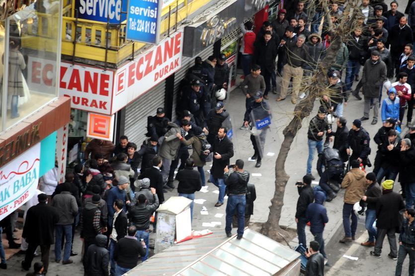 Diyarbakırda bildiri dağıtan grubu polis müdahalesi