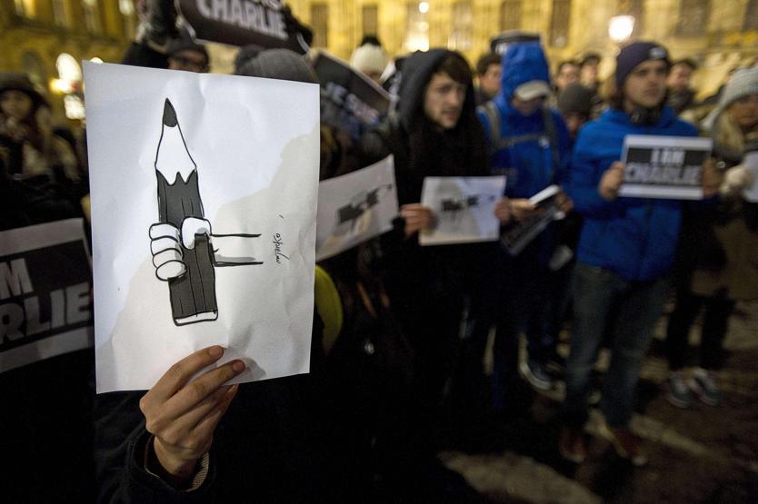 Dünyada on binlerce kişi Charlie Hebdo için meydanlarda