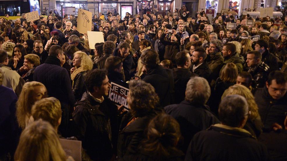 Dünyada on binlerce kişi Charlie Hebdo için meydanlarda