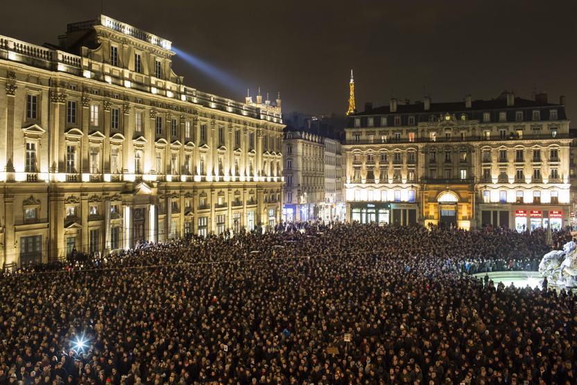 Dünyada on binlerce kişi Charlie Hebdo için meydanlarda