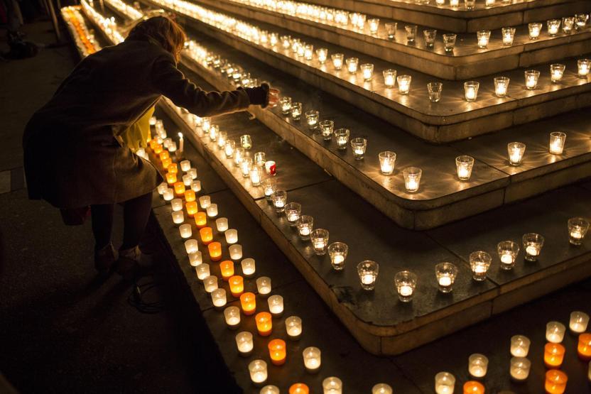 Dünyada on binlerce kişi Charlie Hebdo için meydanlarda