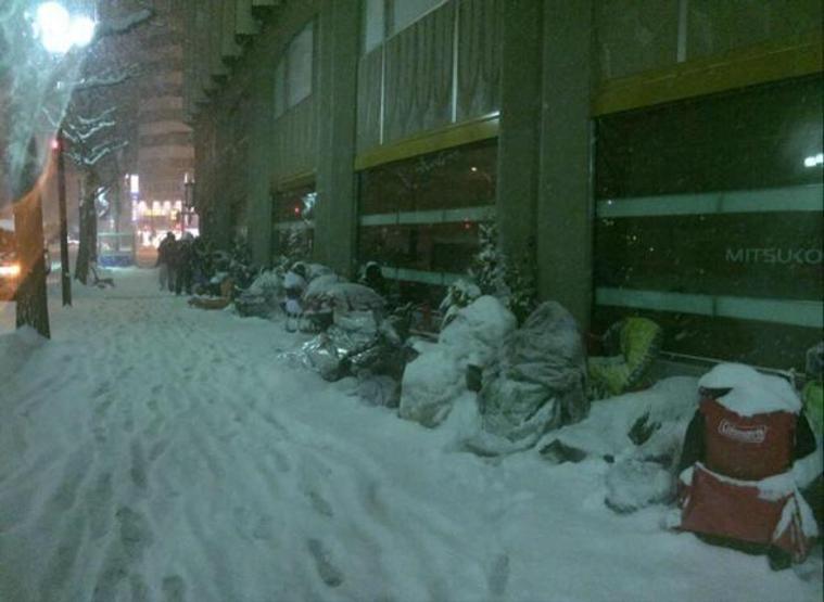 Bu insanlar Appleın yeri ürünü için kuyrukta donmayı göze aldı