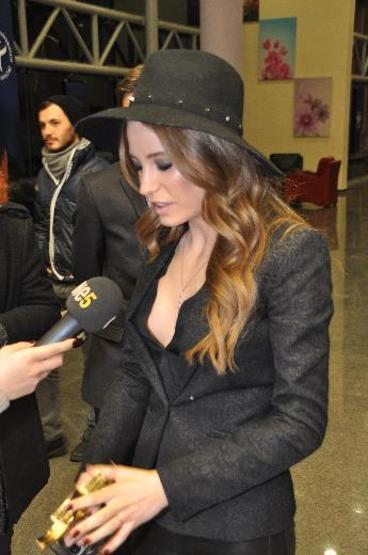 Serenay Sarıkayadan derin dekolte