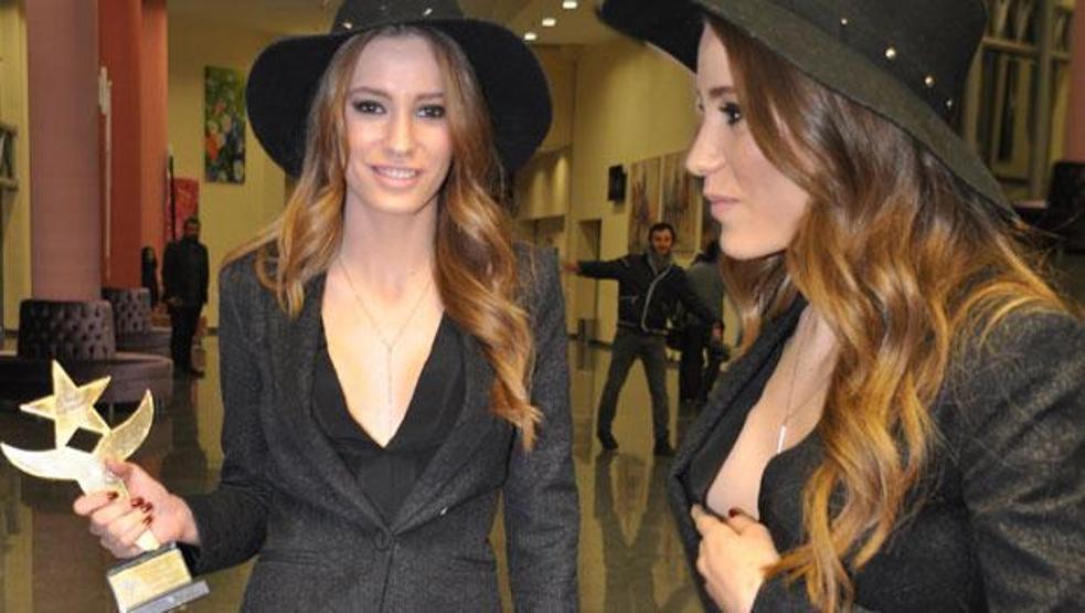 Serenay Sarıkayadan derin dekolte