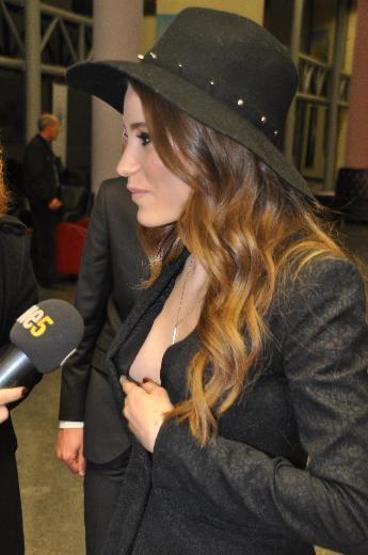Serenay Sarıkayadan derin dekolte