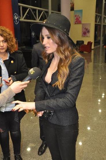 Serenay Sarıkayadan derin dekolte