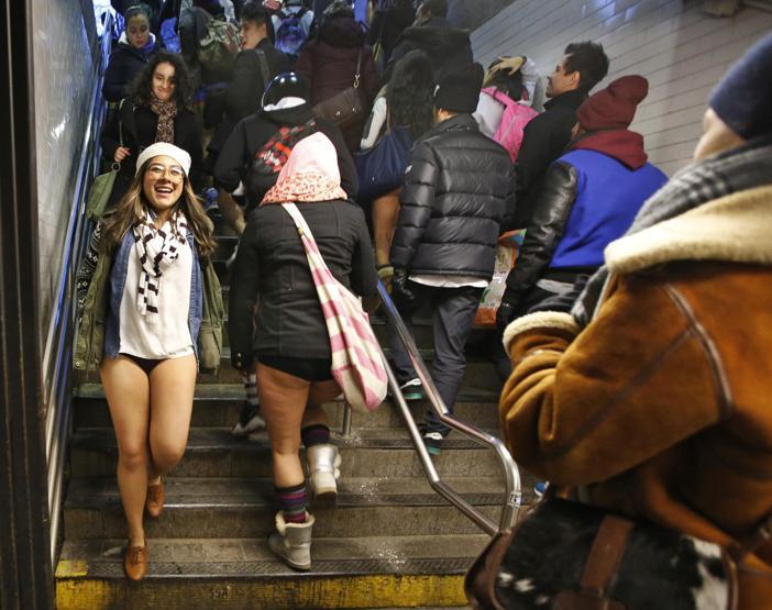 Pantolonsuz metroya bindiler