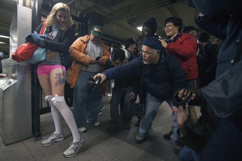 Pantolonsuz metroya bindiler