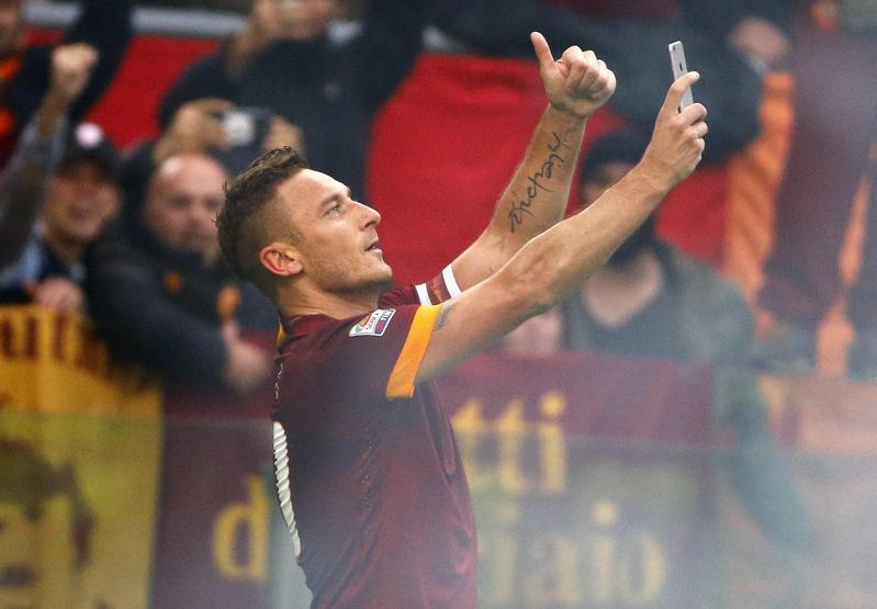 Totti golü attı, selfieyi çekti