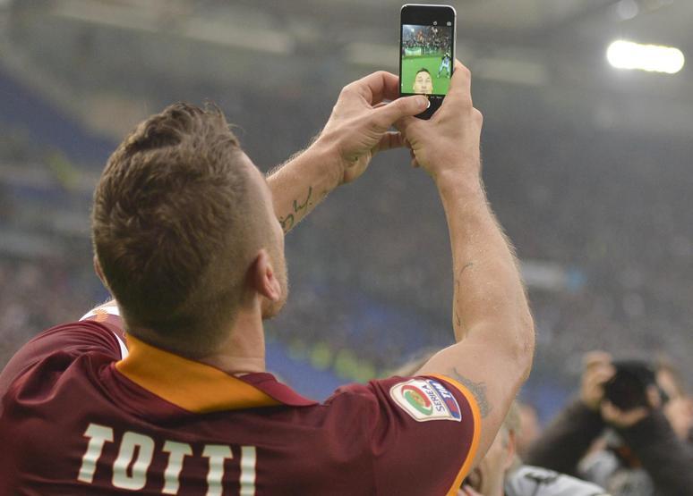 Totti golü attı, selfieyi çekti
