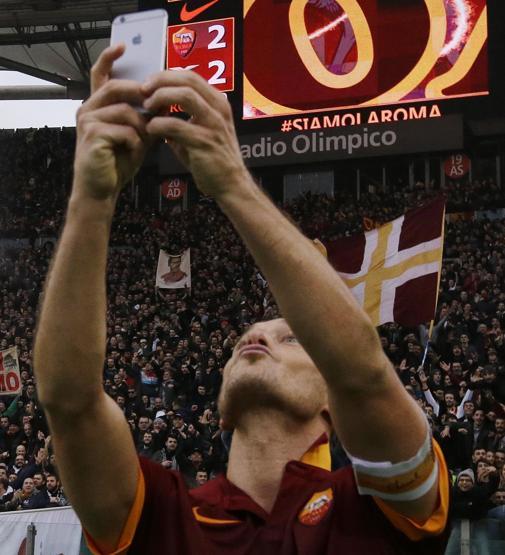Totti golü attı, selfieyi çekti