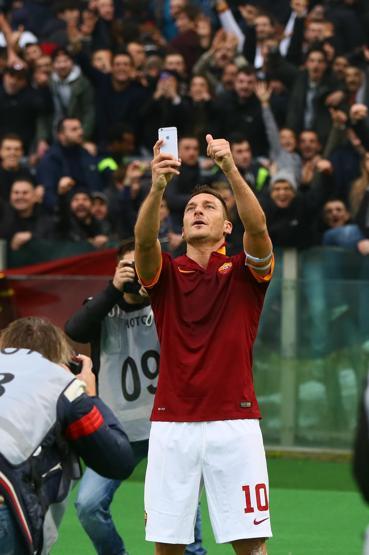 Totti golü attı, selfieyi çekti