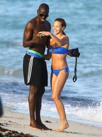 Demba Badan sevgilisiyle selfie çekme antrenmanı