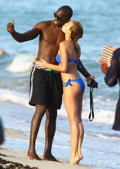 Demba Badan sevgilisiyle selfie çekme antrenmanı
