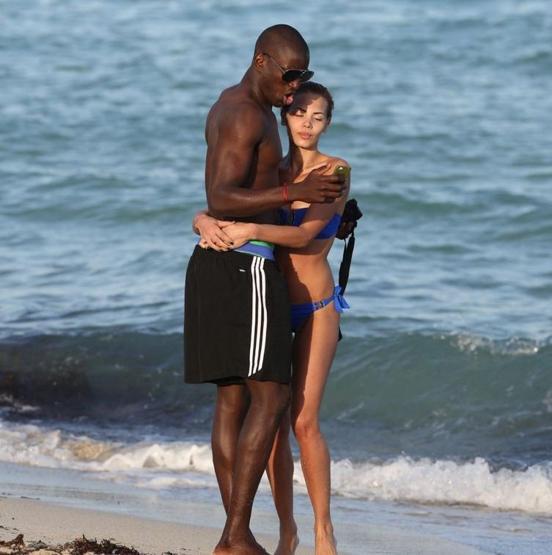 Demba Badan sevgilisiyle selfie çekme antrenmanı