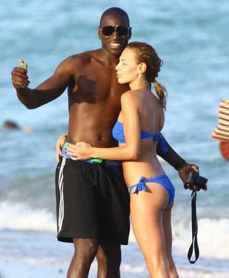 Demba Badan sevgilisiyle selfie çekme antrenmanı