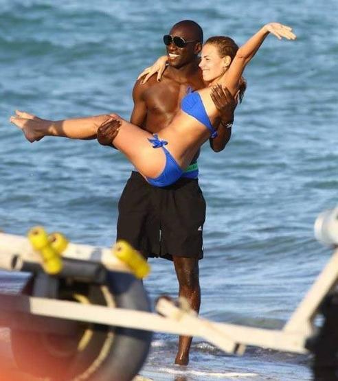 Demba Badan sevgilisiyle selfie çekme antrenmanı