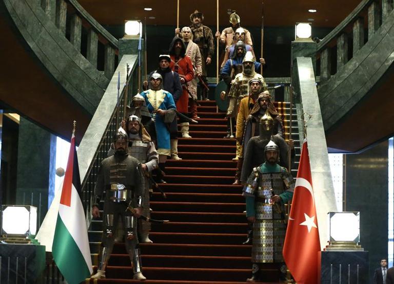 Sarayda bir ilk, 16 Türk devleti askeri törende
